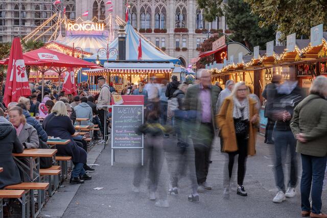Bei der "Art of Food" Genussmeile am Rathausvorplatz können Sie sich durch internationale Spezialitäten kosten. | Foto: AlmAdvent