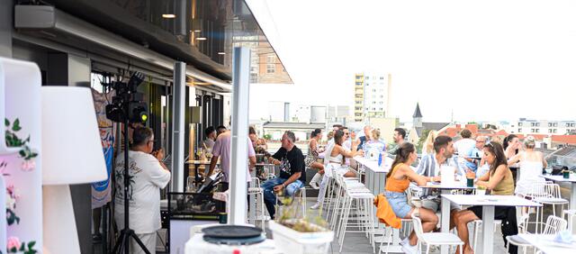 Die Welser Skybar "Dachgeflüster" schließt nach vier Wochen für heuer ihre Pforten. Viele Stammkundinnen und -kunden ließen sich das Abschlussevent nicht entgehen.  | Foto: Rene Hauser