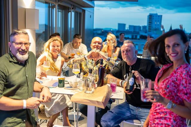 Die Welser Skybar "Dachgeflüster" schließt nach vier Wochen für heuer ihre Pforten. Viele Stammkundinnen und -kunden ließen sich das Abschlussevent nicht entgehen.  | Foto: Rene Hauser