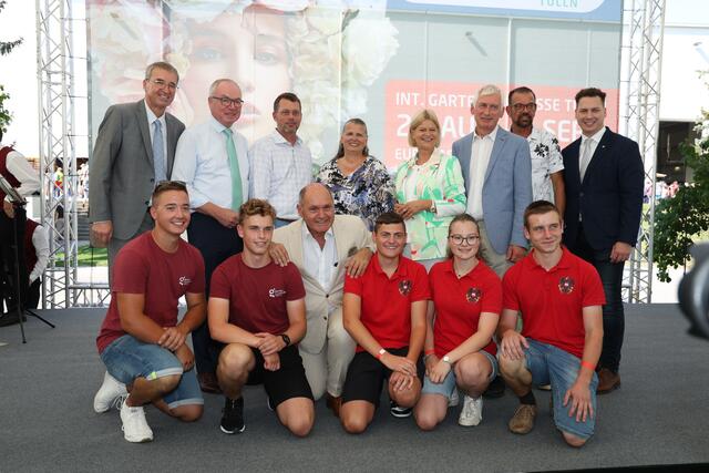 Von links 1. Reihe: Jürgen Piller, Emil Obetzhauser, Nationalratspräsident Wolfgang Sobotka, Paul Fahrnberger, Sarah Maria Stiftner, Alexander Perl
Von links 2. Reihe: Geschäftsführer der Gartenbaumesse Wolfgang Strasser, Landeshauptfraustellvertreter Stephan Pernkopf, Innungsmeister Gärtner und Floristen David Hertl, Präsidentin der österreichischen Gärtner Ulrike Jezik- Osterbauer, Bundesministerin Klaudia Tanner, Direktor der Gartenbauschule Langenlois Franz Fuger, Karl Ploberger, Landtagsabgeordneter Bernhard Heinrichsberger
 | Foto: oe-news.at 
