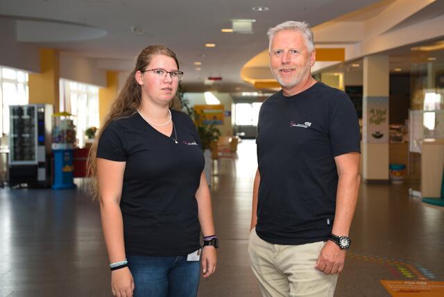 IT-Technikerin-Lehrling Karina Wiesmayr und Manfred Lichtenauer vom EDV-Team. | Foto: Alfred Hofer