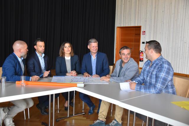 Glasfaserausbau im Bezirk Scheibbs: die bürgermeister Reinhard Nosofsky aus Reinsberg und Manfred Wieser aus Randegg mit Elke Aigner aus Gresten, Nationalratsabgeordnetem Andreas Hanger, Landtagsabgeordnetem Anton Erber und Matthias Repper aus Randegg | Foto: Roland Mayr