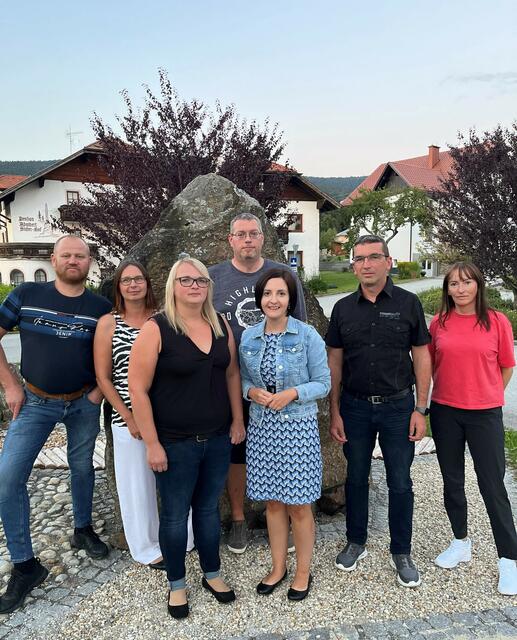 Stefanie Hofmann (M.) mit der Ortsgruppe Schwarzenberg. | Foto: FPÖ Bezirk Rohrbach