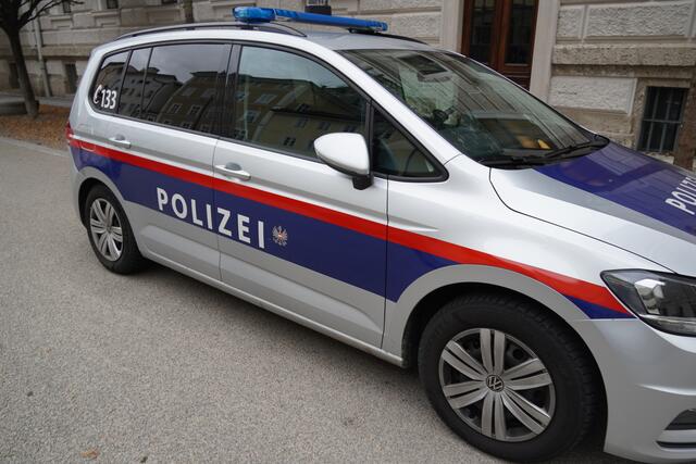 Die zweitbeteiligte Fahrzeuglenkerin wurde laut Polizei leicht verletzt ins Unfallkrankenhaus Salzburg eingeliefert. | Foto: Emanuel Hasenauer (Symbolbild)