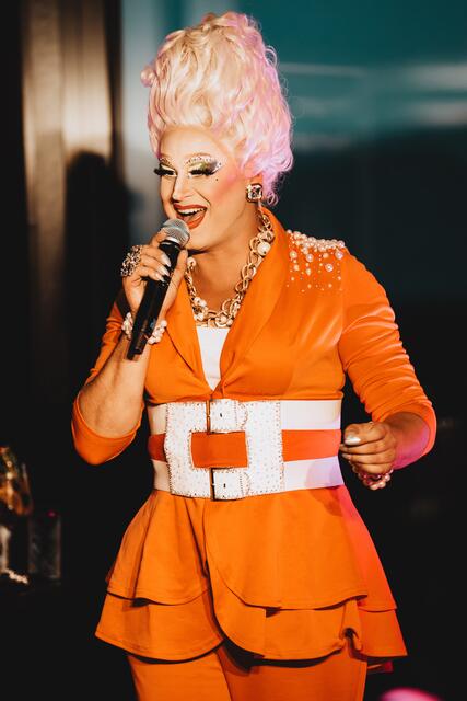 Salzburgs Dragqueen Gigi La Pajette sang live aus ihrem bunten Repertoire an Liedern.  | Foto: Georg Kritsch