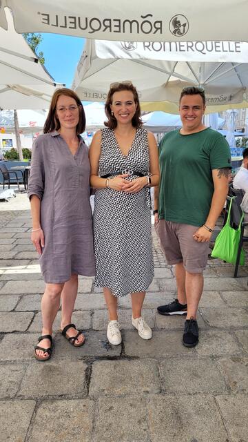 (V.l.): Miriam Faber, Alma Zadić, Alessandro Schatzmann beim gemeinsamen Spaziergang in der Welser Innenstadt. | Foto: Grüne Wels