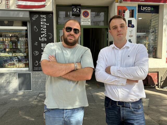Cem Kurnaz (l.) und Konstantin Böck (SPÖ) zeigen sich verärgert über die hohen Strafzahlungen. | Foto: Karl Pufler/MeinBezirk