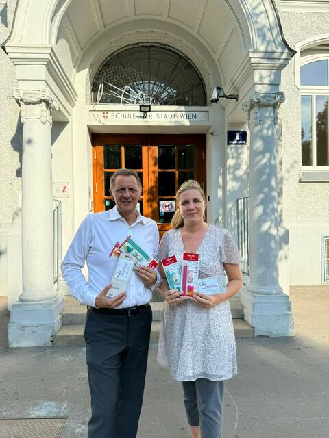 Die Geschenke in den Händen vom Bezirkschef Thomas Steinhart und Bezirksrätin Amerisa Bajric (beide SPÖ). | Foto: BV 11