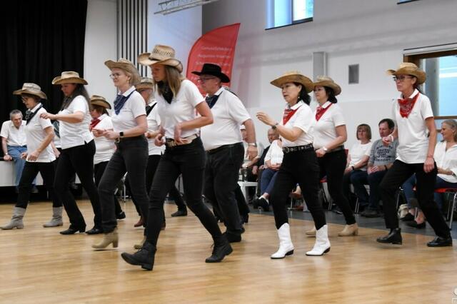 Beim Line-Dance kann jeder mitmachen. | Foto: privat