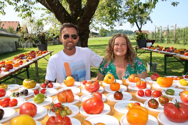„S` Lieblingsplatzl“: Magdalena und Michael mit ihren Tomatensorten.