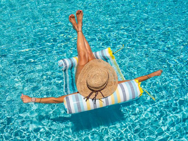 Die Hitze bleibt noch bis Anfang nächster Woche, also: Kühlen Sie sich regelmäßig ab. | Foto: netfalls/PantherMedia