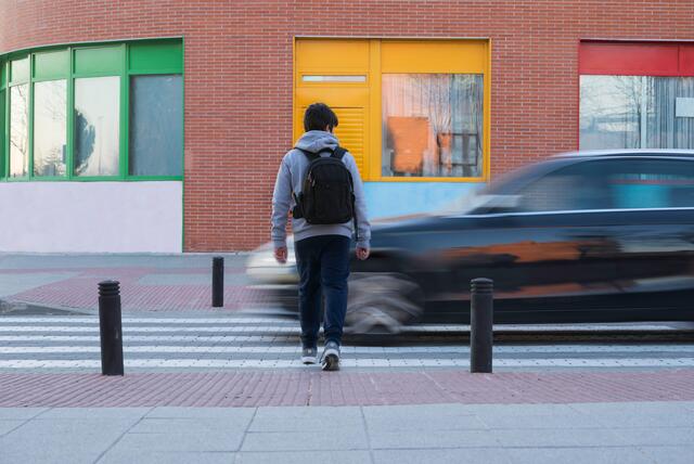 VCÖ erinnert an StVO: Kindern ist immer das sichere Überqueren der Fahrbahn zu ermöglichen, auch ohne Schutzweg. | Foto: stock.adobe.com/at/lolo