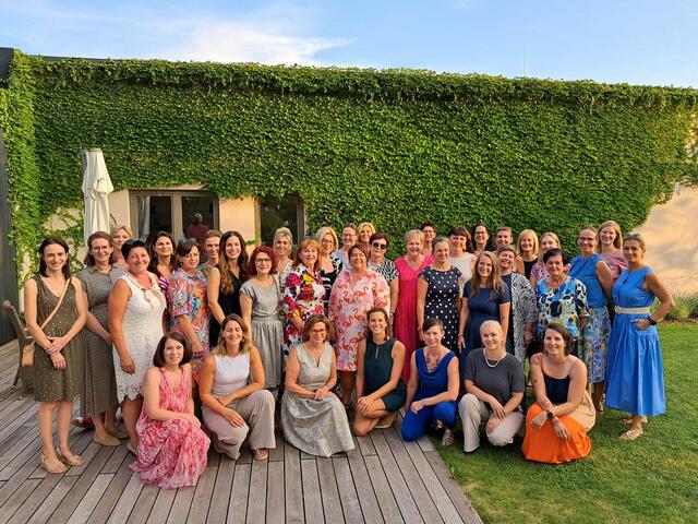 FIW-Bezirksvorsitzende Bettina Heinzl (1. Reihe 1. v.l.) mit den Teilnehmerinnen.
 | Foto: Leona Fichtinger