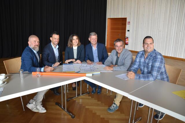 Glasfaserausbau im Bezirk Scheibbs: die bürgermeister Reinhard Nosofsky aus Reinsberg und Manfred Wieser aus Randegg mit Elke Aigner aus Gresten, Nationalratsabgeordnetem Andreas Hanger, Landtagsabgeordnetem Anton Erber und Matthias Repper aus Randegg | Foto: Roland Mayr