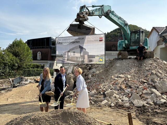 Spatenstich für den Kindergarten-Ausbau in Randegg: Bürgermeister Manfred Wieser (M.) freut sich auf die neue Heimat für den Nachwuchs. | Foto: Roland Mayr