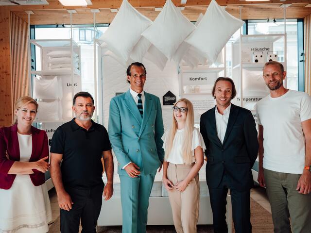 Am 4. September 2024 wurden am IKEA Wien Westbahnhof die Ergebnisse der IKEA Schlaf-Studie "So schläft Österreich" präsentiert. V.l.n.r. Catharina Fendt (Communications Managerin, IKEA Österreich), Alpaslan Deliloglu (CEO &amp; CSO, IKEA Österreich), Thomas Schwabl (Gründer und Geschäftsführer, marketagent), Sabrina Margotti (Studienleitung, marketagent), Univ.-Prof. Dr. Manuel Schabus (Psychologe und Schlafforscher, Universität Salzburg), Jan Janko (Country Selling Manager, IKEA Österreich). | Foto: IKEA/Niklas Stadler