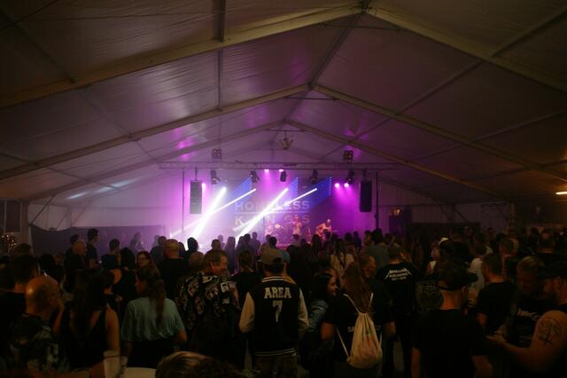 Zahlreiche Pinzgauer Rockfans fanden den Weg nach Niedernsill, um beim Back to Rock die Rückkehr des Roch'n'Roll im Pinzgau zu feiern. | Foto: Frank Deisenberger