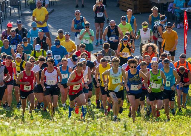 Start zum Fadensteiglauf - irgendwie sticht meine Frisur heraus :-) | Foto: Fadensteiglauf - Gerhard Böhm