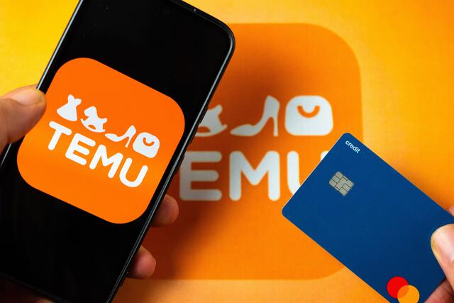 Immer mehr Österreicherinnen und Österreicher bestellen Waren und Produkte beim chinesischen Billig-Marktplatz Temu. Der Handelsverband hat nun eine zwölfseitige Beschwerde gegen die Plattform bei der österreichischen Bundeswettbewerbsbehörde (BWB) eingereicht. | Foto: Shutterstock / Mehes Daniel