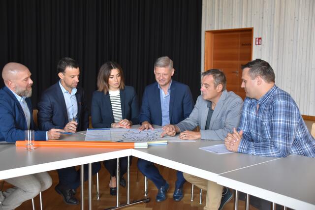 Glasfaserausbau im Bezirk Scheibbs: die bürgermeister Reinhard Nosofsky aus Reinsberg und Manfred Wieser aus Randegg mit Elke Aigner aus Gresten, Nationalratsabgeordnetem Andreas Hanger, Landtagsabgeordnetem Anton Erber und Matthias Repper aus Randegg | Foto: Roland Mayr