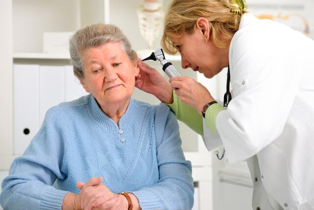 Die genaue Diagnose wird vom HNO-Arzt, welcher eine Ohrmikroskopie, Audiometrie, Mittelohrdruckmessung und Schwindeluntersuchung macht, gestellt.

 | Foto: Alexander Raths/stock.adobe.com