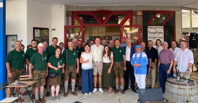 Bernd Hinteregger (Mitte) mit Maria Knauder und den zahlreichen Ehrengästen bei der Pop-up Vinothek am Klopeiner See. Das Rondo soll zukünftig das Herz des Klopeiner Sees mit Auftrittsmöglichkeiten werden. | Foto: HB1