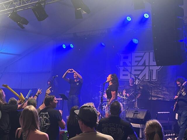 Die heimische Band RealBeat schloss das Back to Rock rockig ab und trieb die Stimmung noch einmal nach oben. | Foto: Frank Deisenberger
