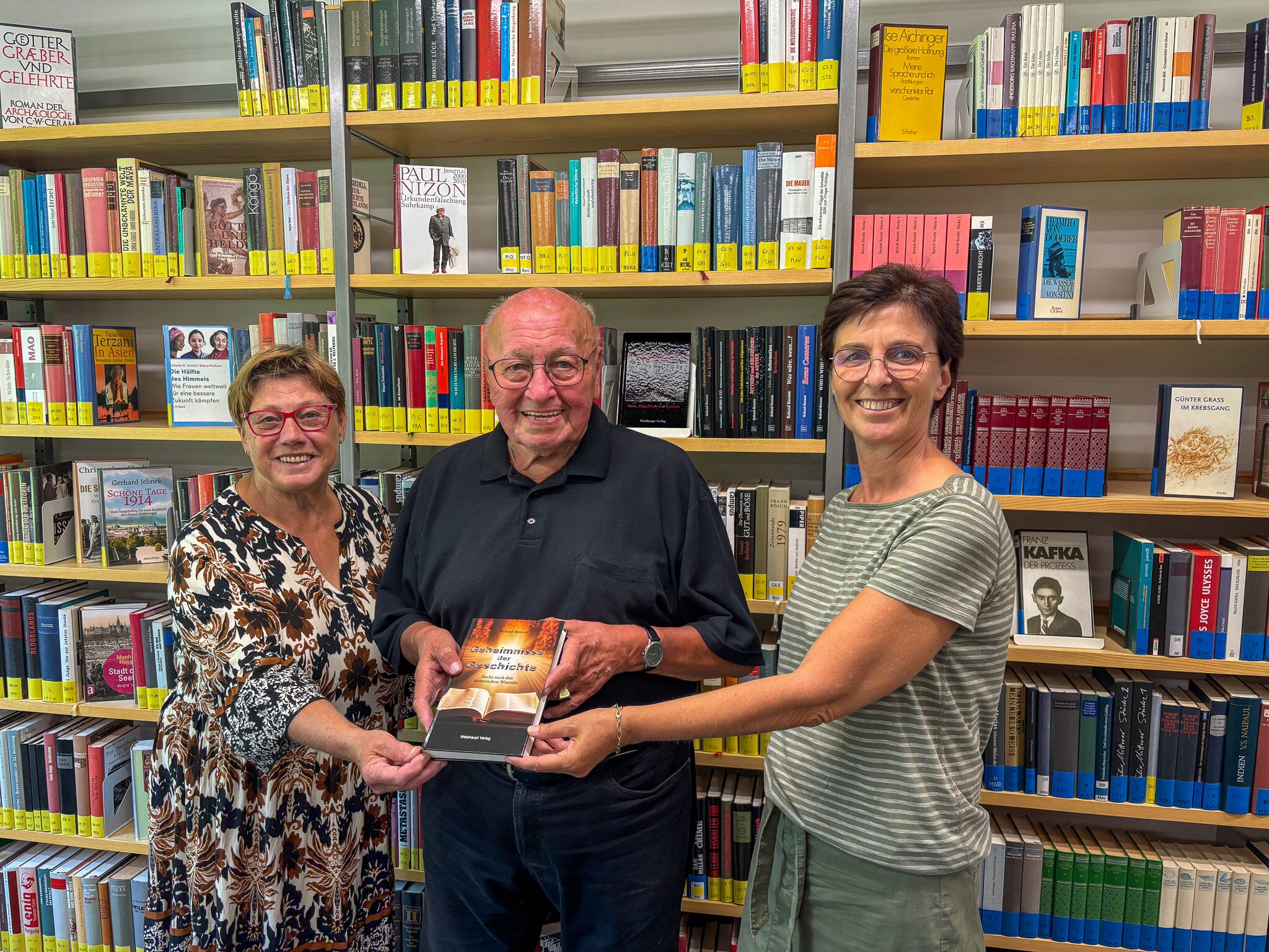Spende an die Gemeindebücherei: Roland Rozum überreichte neues Werk - Tulln