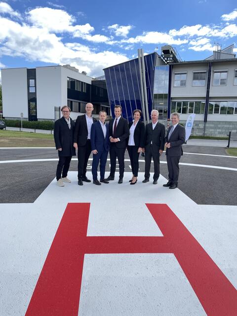 Der neue Helikopter-Landeplatz am LKH Weiz ist ab sofort einsatzbereit. Das Führungsteam des Weizer Krankenhaus, sowie Vertreter aus Politik und Gemeinde freuen sich über die positiven Entwicklungen für die Bevölkerung in der Region. | Foto: Regionalmedien Steiermark/Vorraber