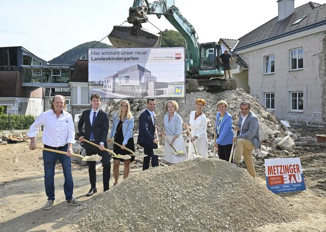 Spatenstich für den Kindergarten-Ausbau in Randegg: Bürgermeister Manfred Wieser (4.v.l.) freut sich auf die neue Heimat für den Nachwuchs. | Foto: NLK/Filzwieser
