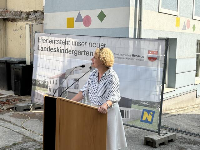 In Randegg ist der Spatenstich für den Ausbau des Kindergartens erfolgt: Landesrätin Christiane Teschl-Hofmeister gibt Auskunft über die "blau-gelbe Betreuungsoffensive". | Foto: Roland Mayr