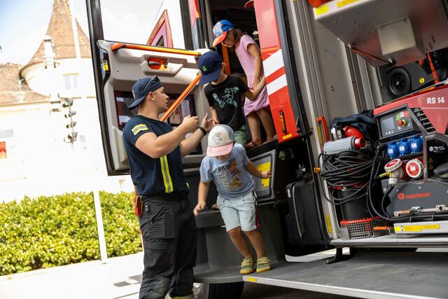 Das Feuerwehrauto kennenlernen. | Foto: 2024psb/c.kollerics