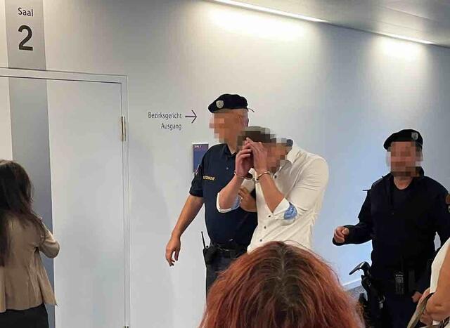 In Handschellen und direkt aus der Zelle vorgeführt wurde der Südburgenländer. | Foto: Gernot Heigl