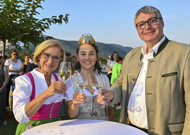 v.l.: Landeshauptfrau Johanna Mikl-Leitner, Weinkönigin Laura I. bzw. Laura Hummel und Weinbaupräsident Reinhard Zöchmann. | Foto: NLK Filzwieser 