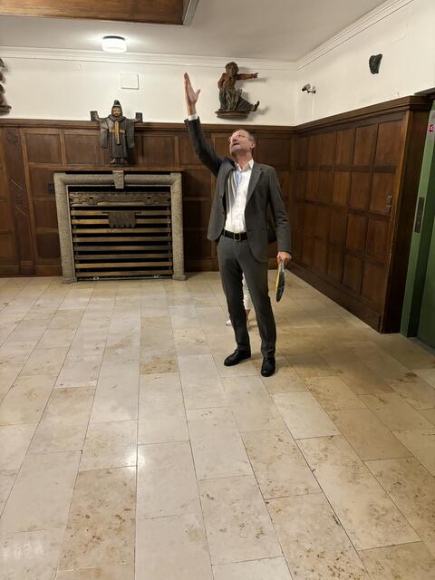 Dieter Hofer führte die Medienvertreter durch die betroffenen Gebäude. | Foto: Schrofner