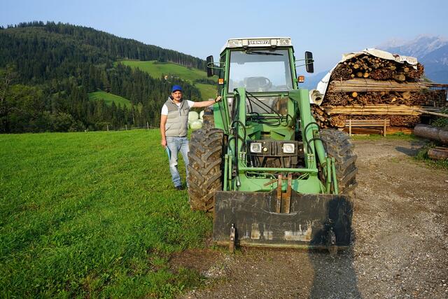 Das Konzept des Linzer Künstlers Rainer Nöbauer-Kammerer sieht am Hirzhof von Gerhard Schüttbacher ein Land-Art-Projekt vor, das er mithilfe landwirtschaftlicher Geräte wie Kreisregner, Wasserwagen sowie mit Naturfarben umsetzt. | Foto: Rainer Nöbauer-Kammerer
