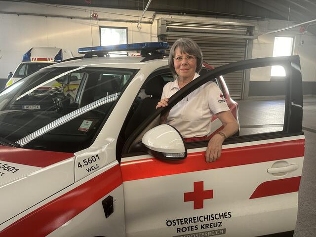 In ihrer Pension folgte Ingrid ihrer Berufung und tauschte Bridge-Spielen gegen Uniform und Einsatzfahrzeug beim Roten Kreuz Wels. | Foto: MeinBezirk