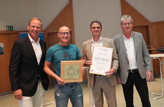 Marco Eikelenboom (li) und Steffen Wurdinger überreichten den Safety Award an Wolfgang Nussmüller und die dazugehörige Urkunde an Peter Putz. | Foto: Edith Ertl