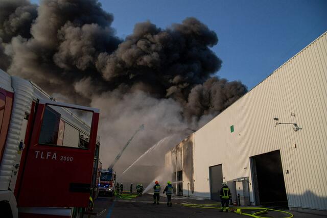 Der Rauch war bis weit über das IZ NÖ Süd hinaus zu sehen. | Foto: Pressestelle BFK Mödling / Fastner