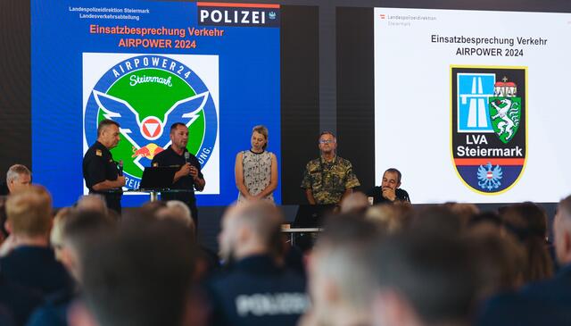 Einsatzleiter Andreas Tafeit (2. v. l.) und Bezirkshauptfrau Nina Pölzl begrüßten die Beamten. | Foto: LPD Stmk/Martinelli