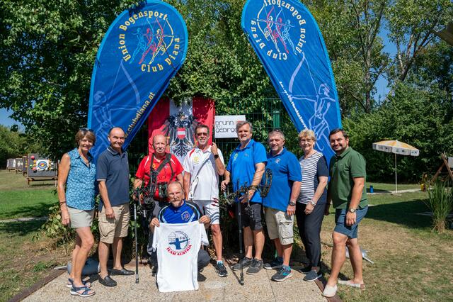 gf GRin Renate Feiks, Bürgermeister Andreas Linhart, die WM- Teilnehmer Julius Fiegl, Helmuth Brandner, Johann List und Eddie Charwath (kniend), Obmann Helmuth Traxler und die gf GR Gabriele Schiener und Dieter Zelber) (v.l.). | Foto: Gemeinde Brunn/Johanna Hoblik