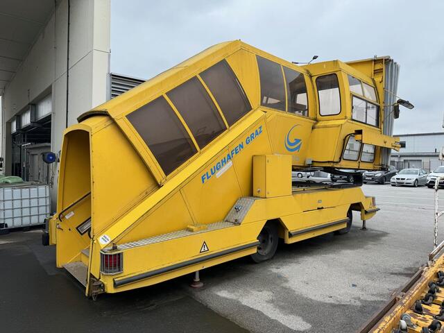 Das aktuelle Gebot für die Passagierrampe liegt bei günstigen 750 Euro. Dies und mehr gibt es bei der Auktion am Flughafen. | Foto: Privat