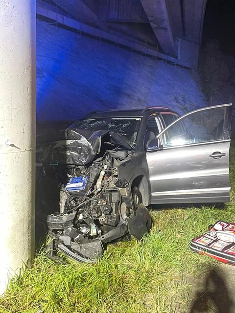 Der Lenker musste aus dem Fahrzeug geborgen werden. | Foto: Freiwillige Feuerwehr Altenmarkt im Pongau