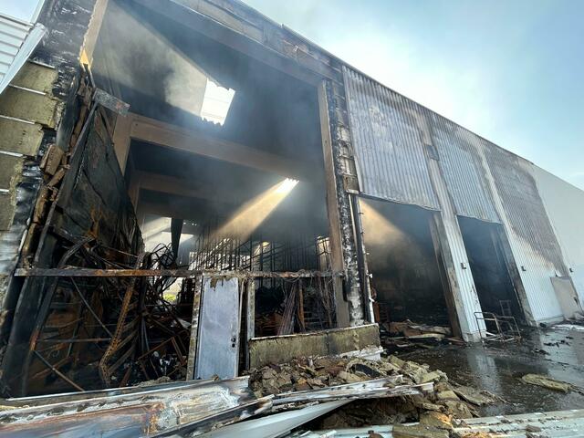 Die Nachlöscharbeiten dauern auch am Mittwoch noch an. | Foto: Pressestelle BFK Mödling / Paul Fastner