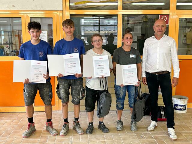 Alexsandro Gibiser (2. von links) gewann den Landesbewerb der Fliesenlegerlehrlinge vor Marco Pieler (links), Roman Löffler und Nina Wolfauer. Landesinnungsmeister Peter Strobl gratulierte. | Foto: Wirtschaftskammer