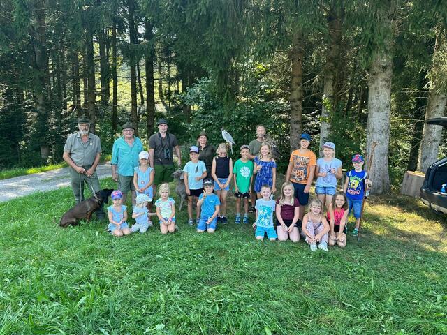 Mit den Kindern ging's gemeinsam mit Jägern und Falkner in den Wald. | Foto: ÖVP St. Aegidi