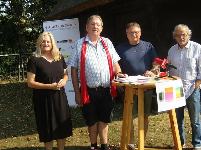 Petra Werkovits, Horst Horvath mit rotem Seidensommerschal, Franz Kern und Wolfgang Horwath.  | Foto: Peter Sattler
