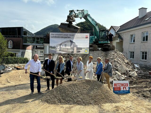 Spatenstich für den Kindergarten-Ausbau in Randegg: Bürgermeister Manfred Wieser (4.v.l.) freut sich auf die neue Heimat für den Nachwuchs. | Foto: Roland Mayr