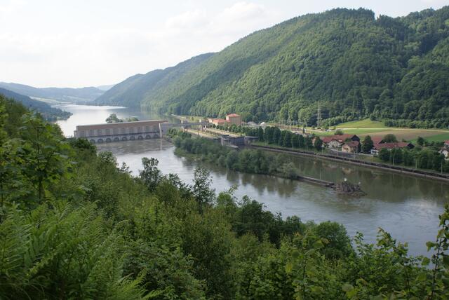 Rund eineinhalb Stunden beträgt die Gehzeit für die Donaunixe-Isa-Wanderung in Engelhartszell. Ausgangspunkt ist das Stift Engelszell. Auch am Kraftwerk Jochenstein kommen die Wanderer vorbei. | Foto: Wundsam