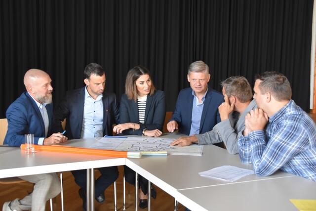 Glasfaserausbau im Bezirk Scheibbs: die bürgermeister Reinhard Nosofsky aus Reinsberg und Manfred Wieser aus Randegg mit Elke Aigner aus Gresten, Nationalratsabgeordnetem Andreas Hanger, Landtagsabgeordnetem Anton Erber und Matthias Repper aus Randegg | Foto: Roland Mayr
